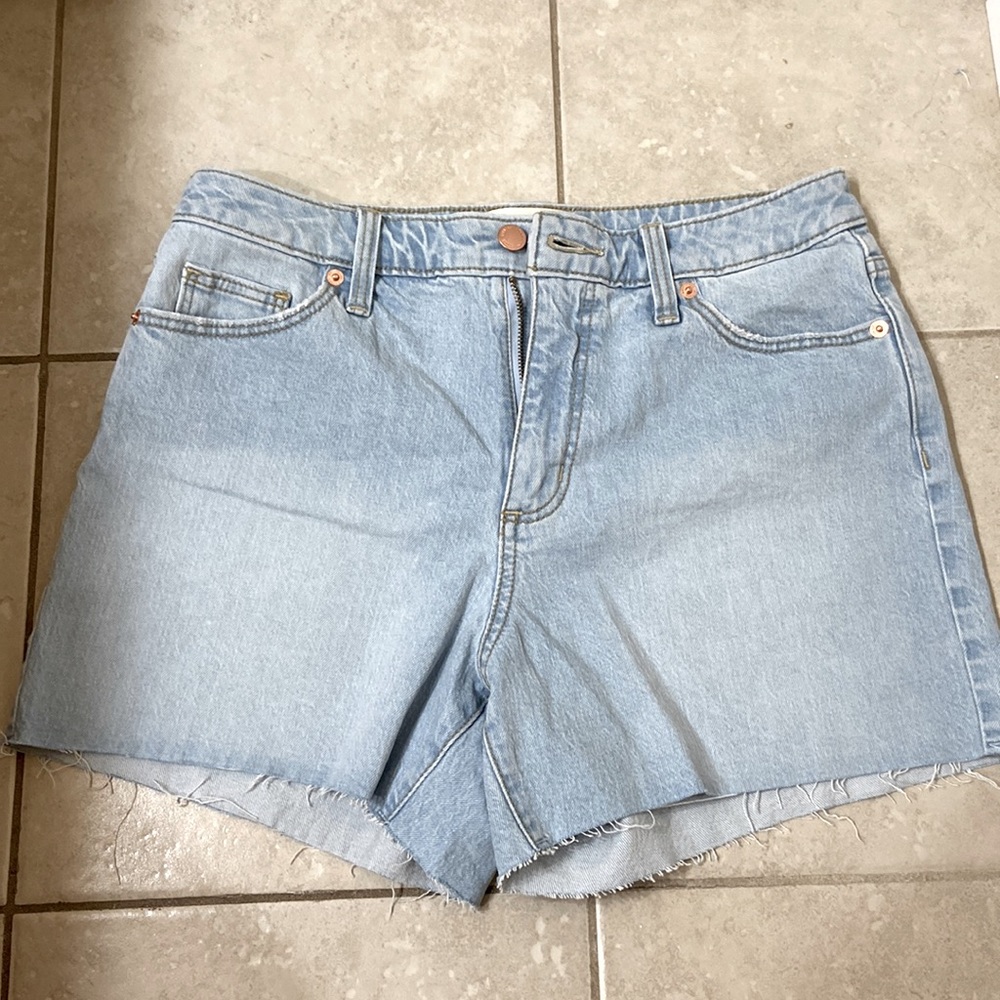 Universal thread vintage midi denim shorts!